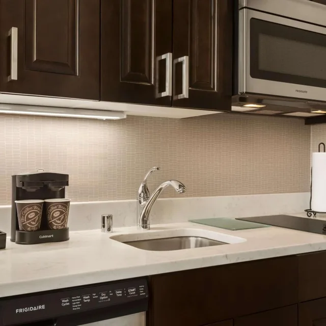 جناح بسرير كينج بغرفة نوم واحدة مع أريكة، Homewood Suites By Hilton Milwaukee-Downtown 8/10