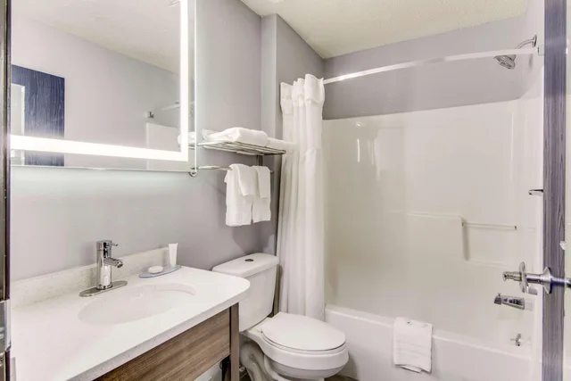 جناح بسرير كينج، Clarion Pointe on the lake Clarksville-South Hill West 3/3