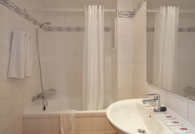 غرفة بسريرين منفصلين بشرفة بإطلالة جزئية على البحر، JS Cape Colom - Adults Only 5/5