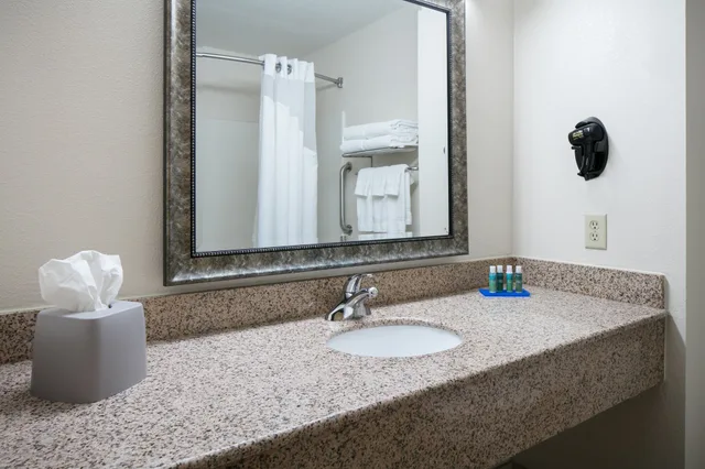 غرفة قياسية بسرير كينج مع أريكة، Holiday Inn Express Hotel Suites Clinton 4/7