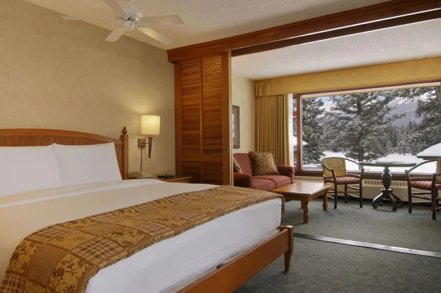 جناح جونيور بسرير كينج بإطلالة على البحيرة، Fairmont Jasper Park Lodge 1/3