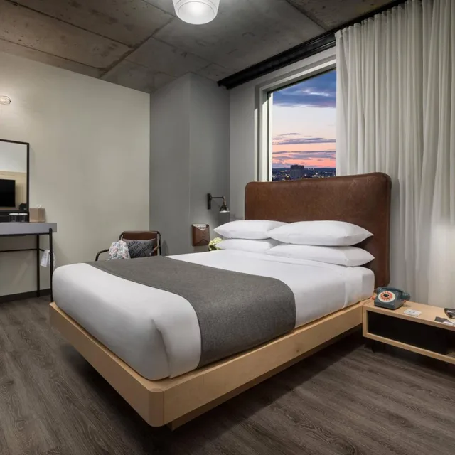 Backstage, Guest Room, Queen Bed، Moxy Boston Downtown 1/10