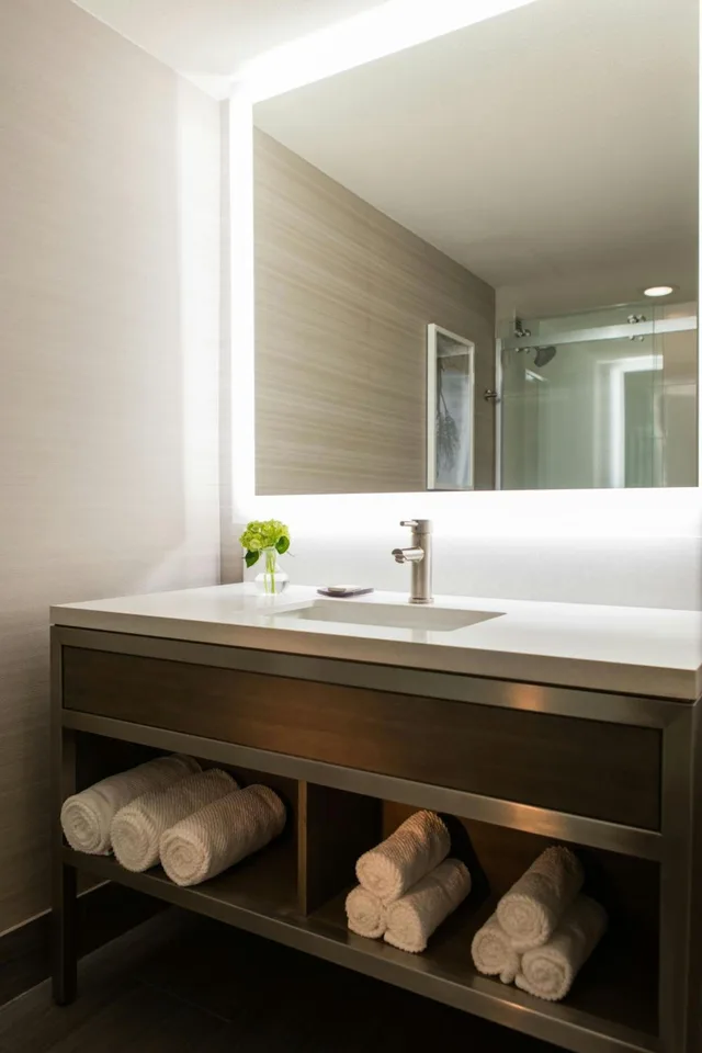 غرفة تنفيذية بسرير كينج في طابق مرتفع، Renaissance Waterford Oklahoma City Hotel 3/5