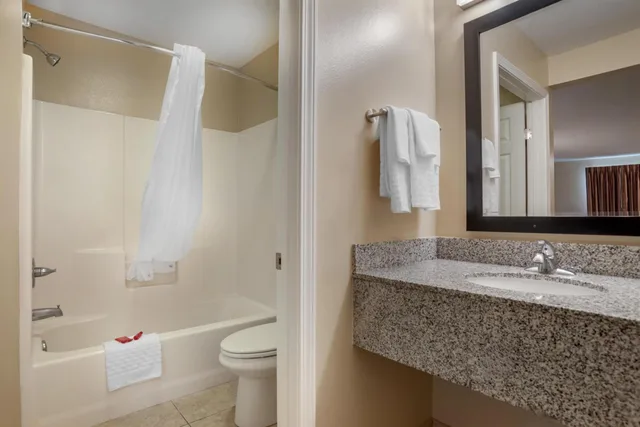 غرفة بسريرين كوين بمطبخ صغير، SureStay Studio by Best Western Gonzales 3/4