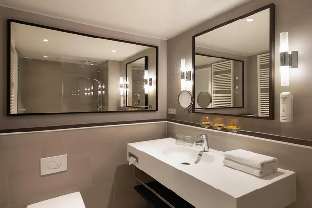 غرفة بسرير مزدوج بإطلالة على الفناء، Holiday Inn Berlin City Center East Prenzlauer Berg 8/10