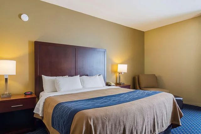 Run of House, Comfort Inn & Suites Sea-Tac Airport 1/1
