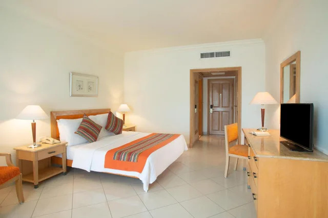 Classic, King Bed, Pool and Sea View، Movenpick Taba 1/10