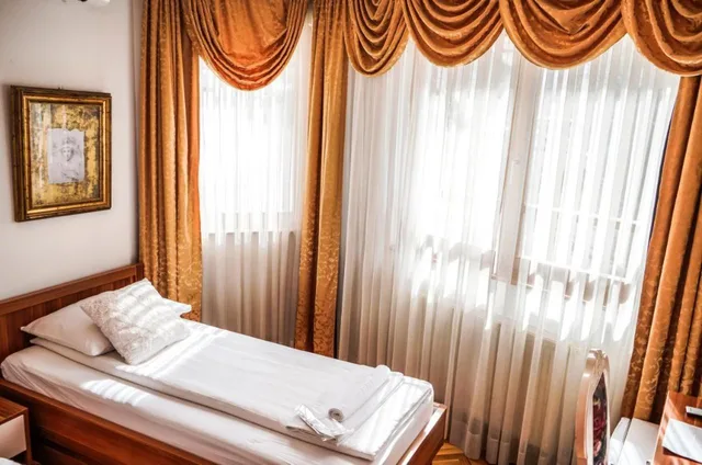 غرفة ثلاثية، Hotel Herc 5/9