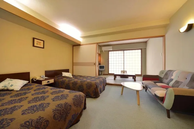غرفة بسريرين منفصلين وفرشتي فوتون بأرضية تاتامي، Mashikokan Satoyama Resort Hotel 1/2