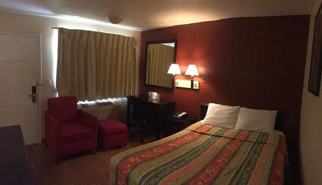 غرفة بسرير كوين، Hilltop Inn Suites 1/4
