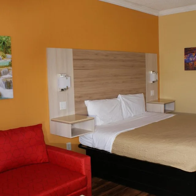 غرفة ديلوكس بسرير كينج مع أريكة، Home Town Inn And Suites 4/9
