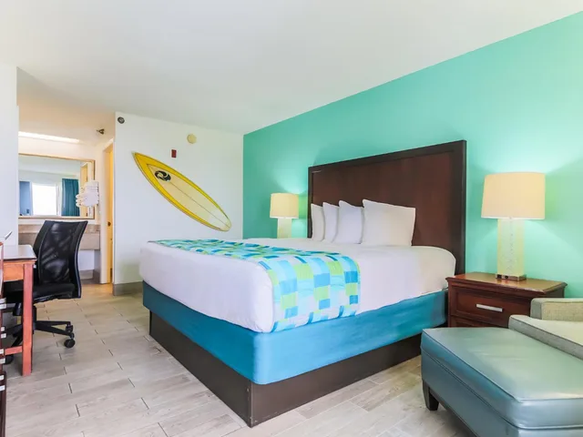 غرفة قياسية بسرير كينج في طابق مرتفع، Surf Sand Hotel 3/10