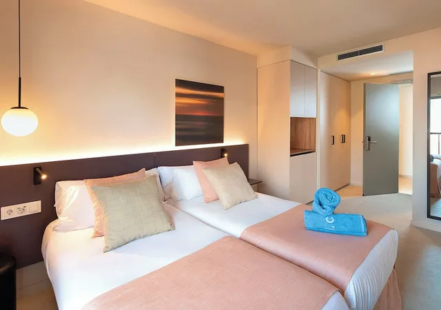 غرفة عائلية رباعية بسرير كوين وسريرين منفصلين، AQUA Hotel Promenade & Spa 2/6