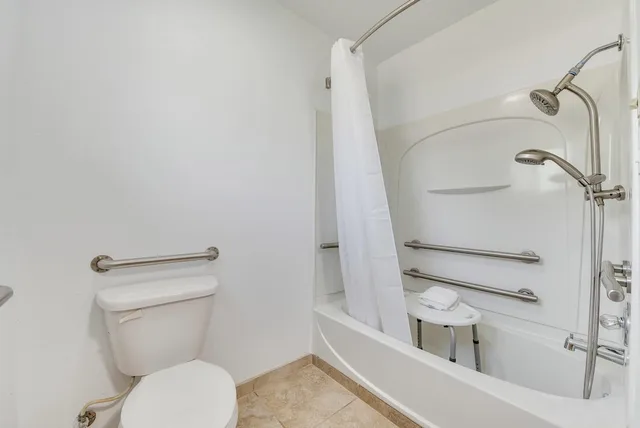 غرفة بسرير كوين لذوي الإعاقة، Suburban Studios Near Mesa Verde 9/10