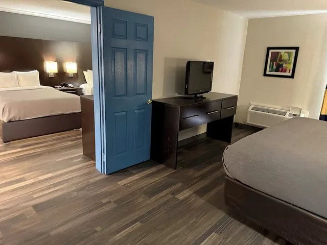 جناح بسرير كينج وسريرين مزدوجين، Quality Inn & Suites Livonia - Detroit 4/16