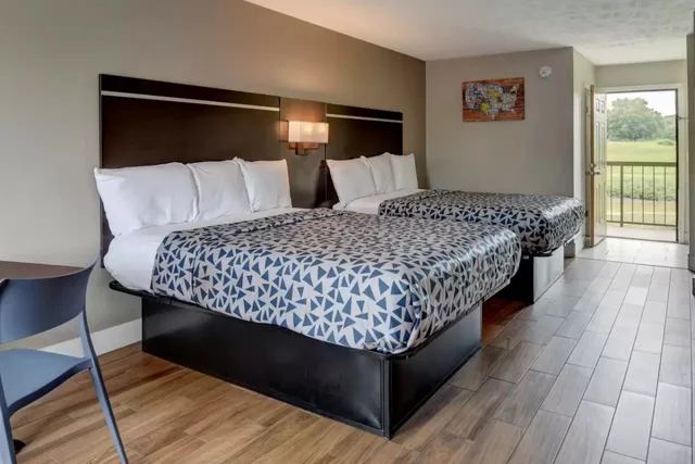 غرفة بسريرين كوين، Econo Lodge Sevierville-Pigeon Forge on the River 1/1