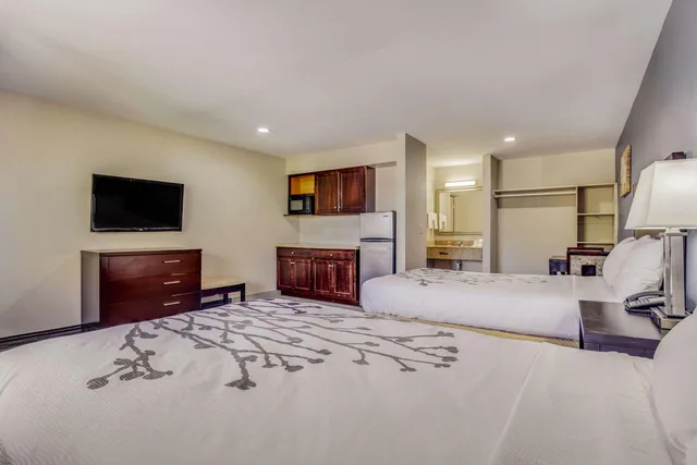 Upgrade, Suite, 2 Double Beds، Econo Lodge Inn & Suites Enid South 2/5
