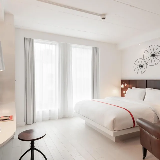 Wow, King Bed، Ruby Lucy Hotel London 2/3