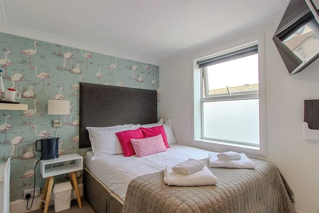 Room, Double Bed, The White House 1/10