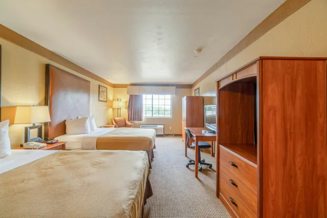 غرفة بسريرين كوين، Days Inn & Suites by Wyndham Beeville 1/5
