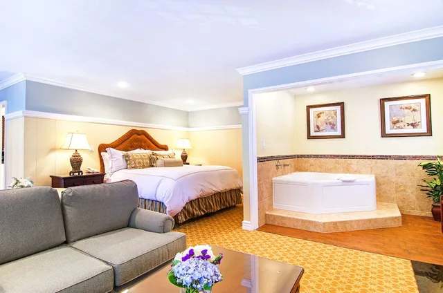 Premium, Studio, King Bed, Jetted Tub, Wayside Inn 3/6
