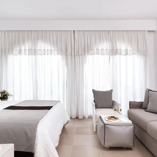 غرفة بريميوم ثلاثية بسرير كينج، Aressana Spa Hotel and Suites 6/10