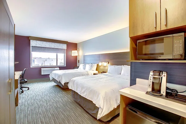 غرفة قياسية بسرير كينج وسريرين كوين، Holiday Inn Express Suites Calgary Airport Trail Ne 3/10