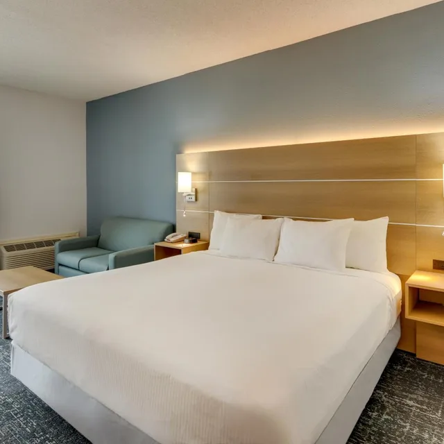 غرفة بسرير كينج بإطلالة على البحيرة، Parkshore Resort 2/6