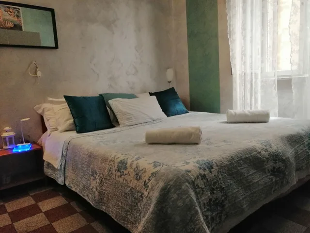 غرفة بسرير كوين بحمام خاص، Roman Holidays Hostel 1/6