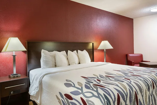 غرفة ديلوكس بسرير كينج للمدخنين، Red Roof Inn Hardeeville 4/6
