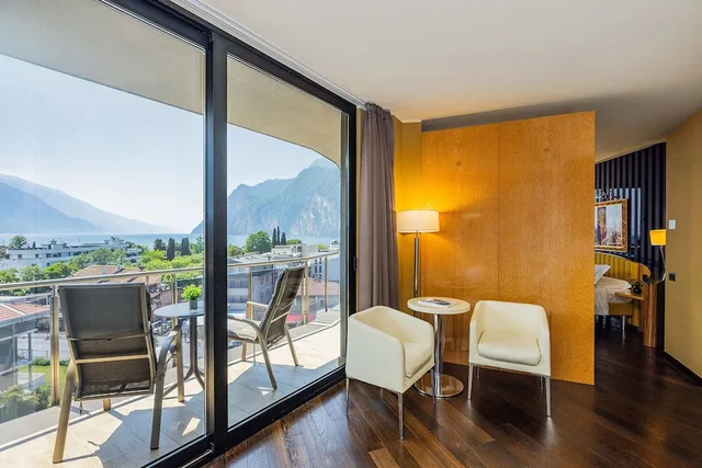 جناح جونيور بسرير كوين بإطلالة على البحيرة بشرفة، Hotel Garda 9/10