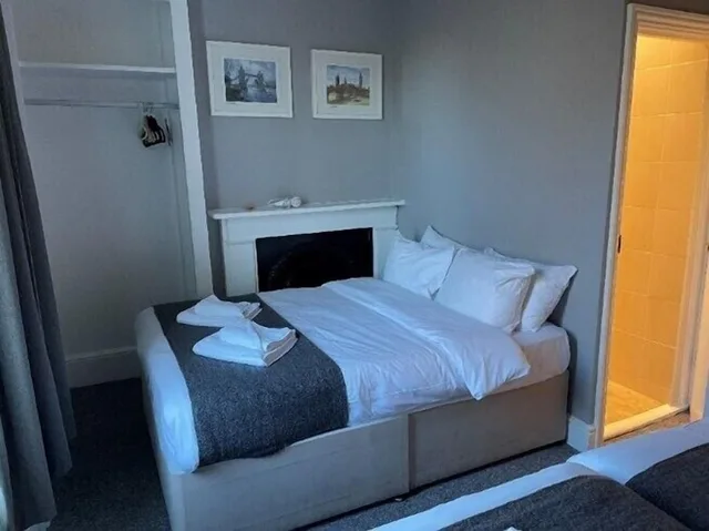 غرفة رباعية بسرير مزدوج وسريرين منفصلين، RAVNA GORA HOTEL 2/4