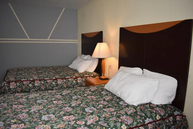 Standard, Double Bed, East Norwich Inn-Oyster Bay, Long Island, NY 8/10
