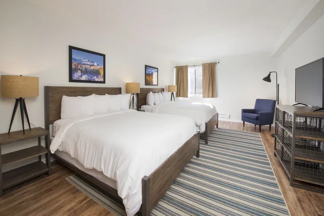 شقة سكنية بسرير كينج وسرير كوين بإطلالة على الجبل بغرفتي نوم مع أريكة بمطبخ، Evergreen Lodge 4/7