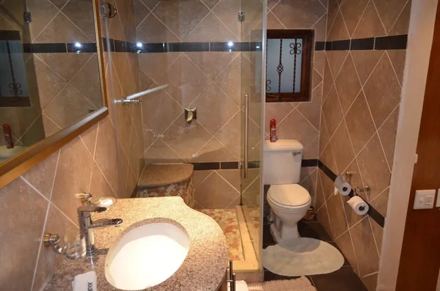 Select, King Bed، Elizabeth Manor 2/3