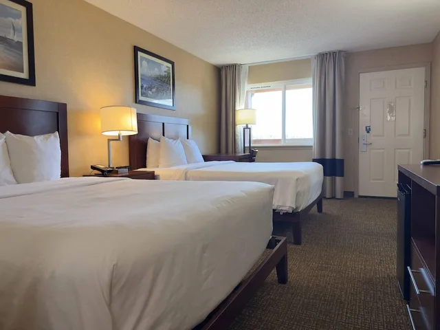 Upgrade, 2 Queen Beds، Comfort Inn On The Bay 5/10