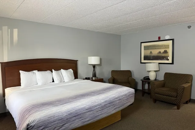 Room, Queen Bed, AmericInn by Wyndham Sioux Falls 2/2