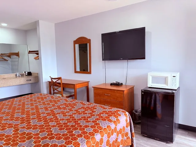 غرفة بسرير كينج، Stay Inn Checotah near Eufaula Lake 9/10
