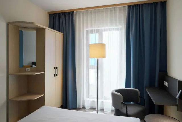 غرفة قياسية بسريرين منفصلين بإطلالة على الفناء، Four Points Flex by Sheraton Koblenz 6/8