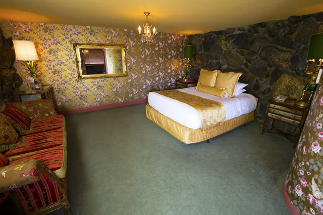 Rock, Villa, King Bed، Madonna Inn 1/1