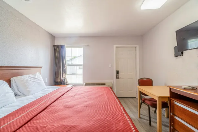 King Bed Smoking, OYO Budget Inn Falfurrias Hwy 281 1/10