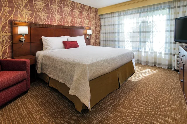 غرفة بسرير كينج مع أريكة لذوي الإعاقة، Courtyard by Marriott Costa Mesa South Coast Metro 1/3