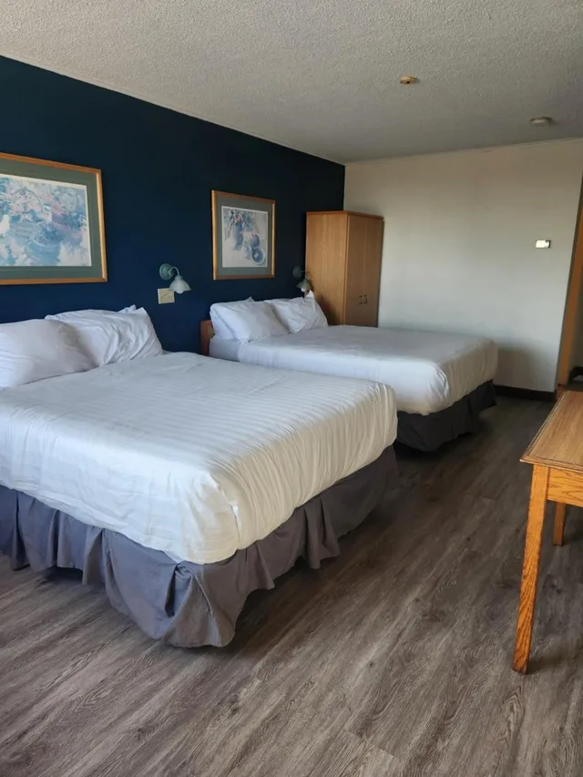 Drive Up, Deluxe, King Bed, 2 Queen Beds, Pet Friendly، Travelodge by Wyndham Amherst 4/10