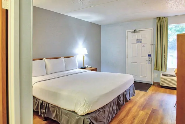 غرفة ديلوكس بسرير كينج لذوي الإعاقة، Motel6 Buffalo, NY - Airport - Williamsville 2/4