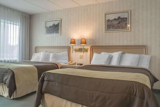 غرفة بسريرين مزدوجين، Rodeway Inn Fallsview Niagara Falls 1/3