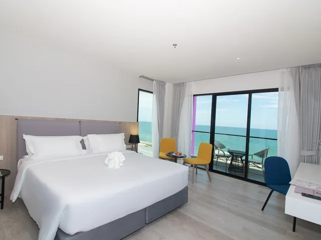 Deluxe, Double Bed, Sea View, Fortune Saeng Chan Beach Rayong 2/8