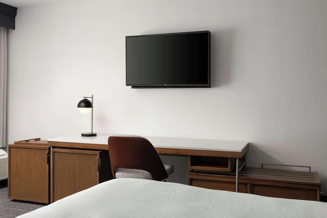 غرفة بسرير كينج مع أريكة، Courtyard By Marriott Valdosta 3/5