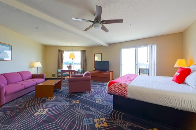 Luxurious King Suite with Jetted Tub and Balcony- Ocean view، Siletz Bay Beachfront Hotel by OYO Lincoln City 6/8
