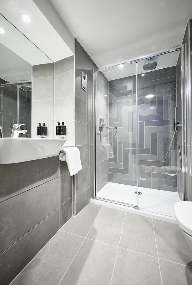 Loft, Suite, King Bed, with View, Roomzzz York City 2/2