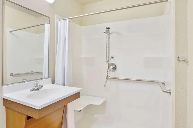 غرفة بسرير مزدوج لذوي الإعاقة، WoodSpring Suites Columbus North I-270 3/3